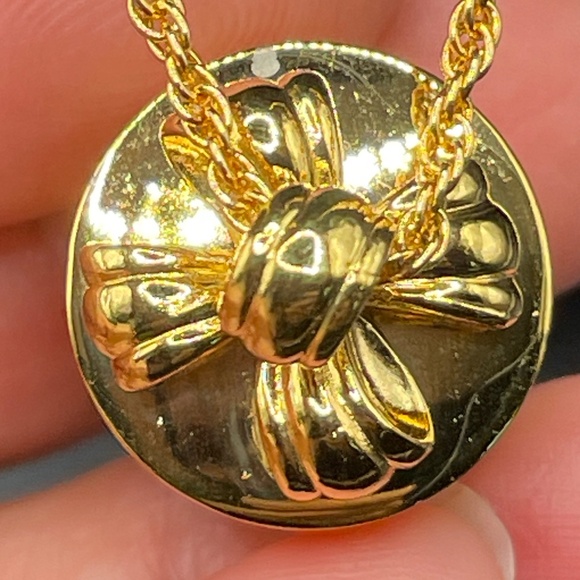 Joan Rivers Vintage Gold Tone Gift Box Pendant Necklace Classics Collection - Picture 7 of 8